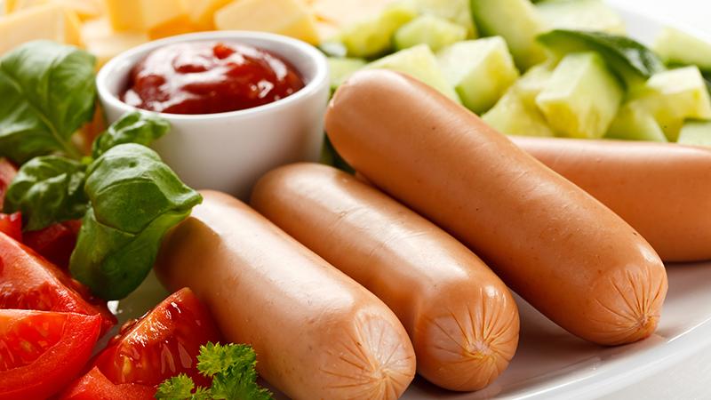 Sausages, tomatoes and tomato ketchup
