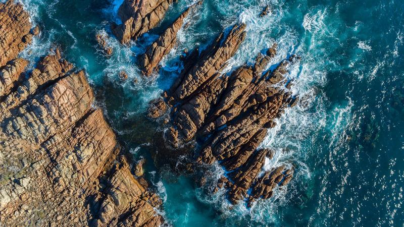 Large waves that crash into the sea cliffs