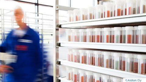 Lames gélosées et employé sur le site de production Aidian