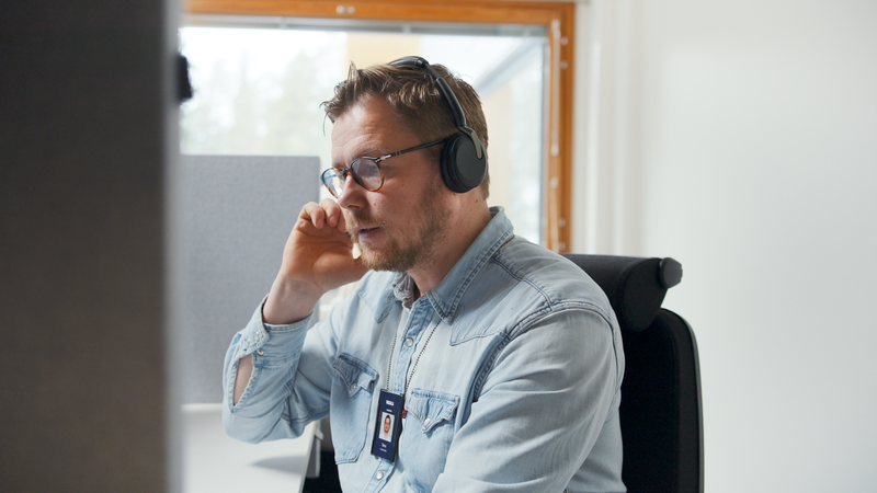 Vaisala employee on a call at their desk.